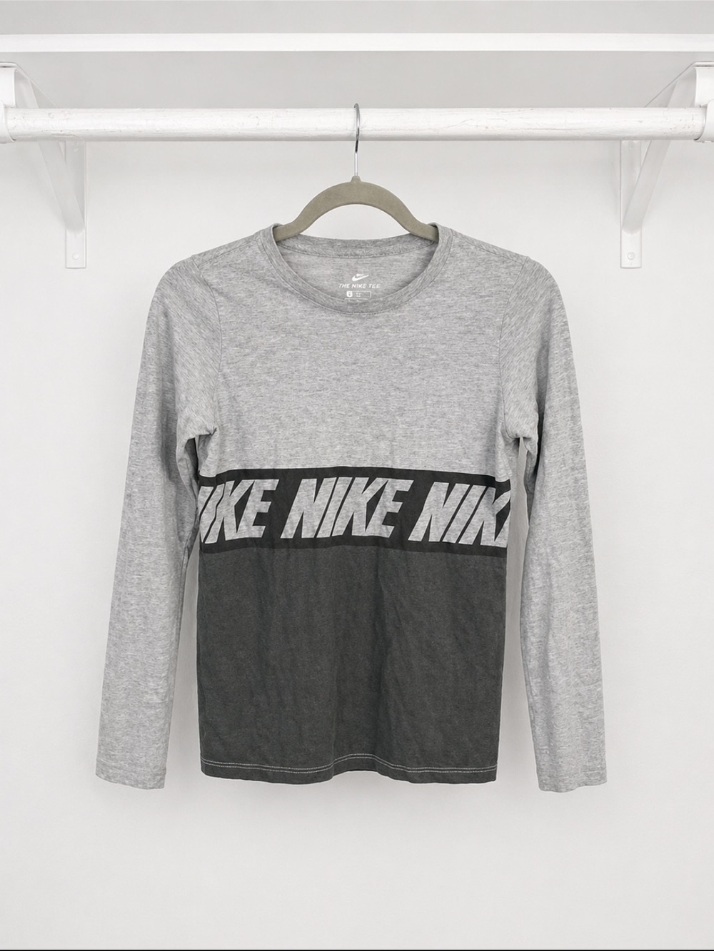 Nike Long Sleeve Graphic Tee Gray Black Logo Athletic Shirt Mens Medium Shirt